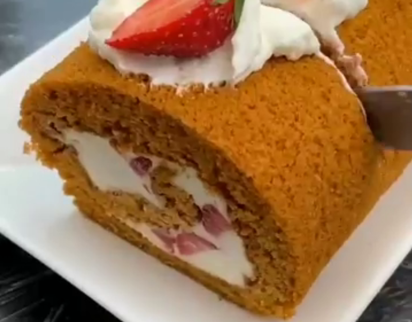 Рулет медовый с кремом