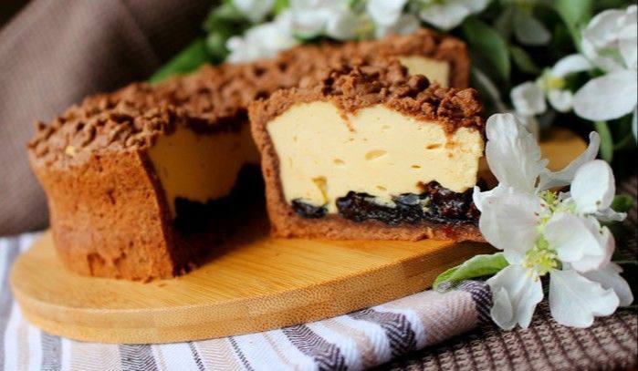 Чизкейк с вареной сгущенкой и черносливом