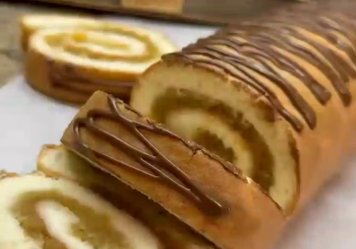 Яблочный бисквитный рулет