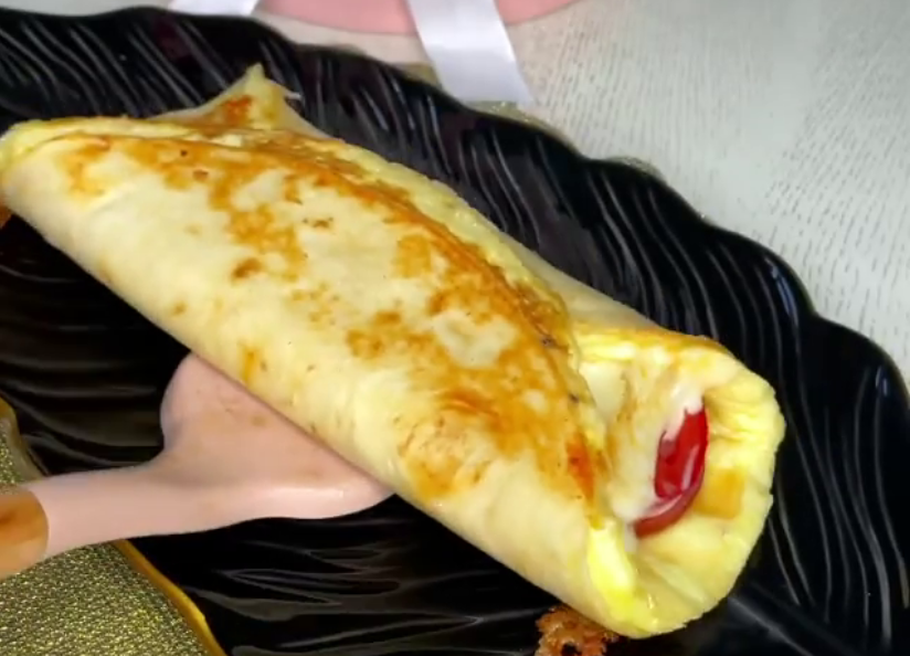 Яичный рулет с колбасой и сыром